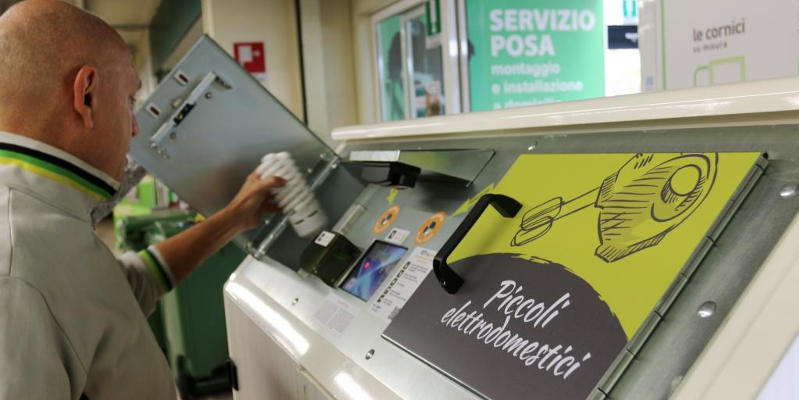 Uno contro Zero &egrave; legge: i piccoli rifiuti elettronici si portano in negozio