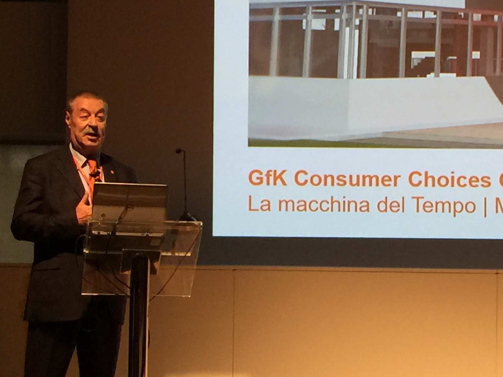 Conference annuale Gfk. Consumatori connessi al centro