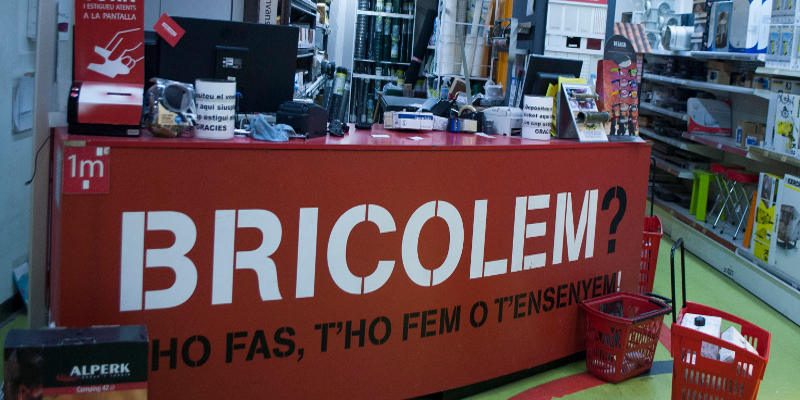 Servei Estaci&ograve;, bricolage in 8 piani