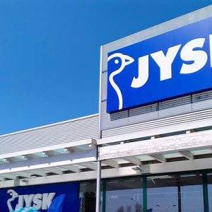 L’insegna per la casa Jysk supporta l’Ucraina