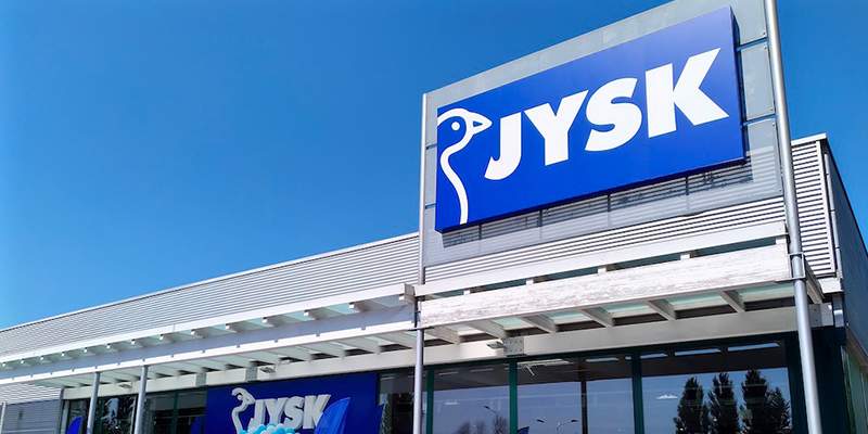 L&rsquo;insegna per la casa Jysk supporta l&rsquo;Ucraina