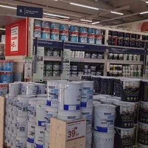 Tra i reparti. Prodotti vernicianti e accessori