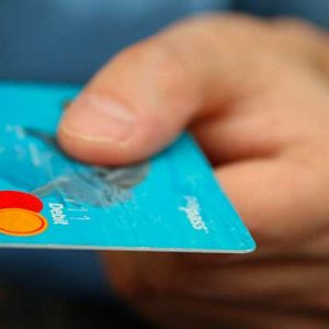 Intesa Sanpaolo azzera le commissioni sui pagamenti POS
