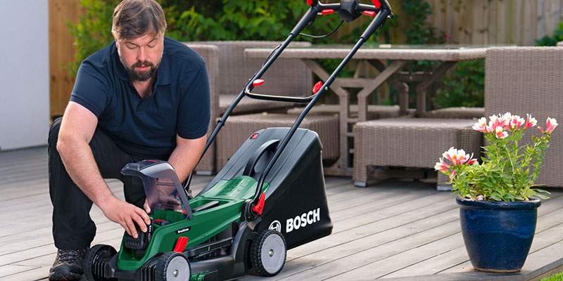 Rasaerba Bosch senza fili e con 2 batterie