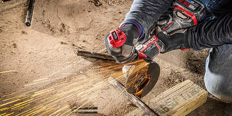 La smerigliatrice a batteria 3930 FA di Skil