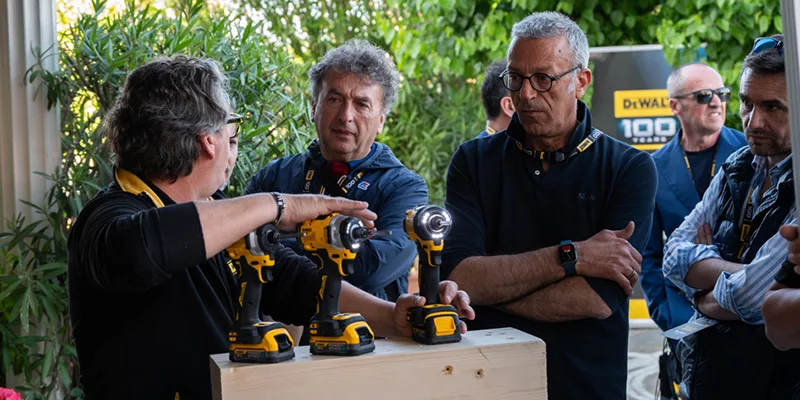 operatori discutono sui trapani DeWalt