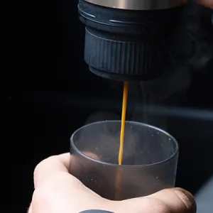 Un caff&egrave; espresso, caldo e ovunque con Aqiila