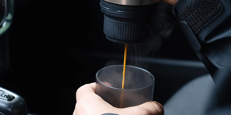 Un caff&egrave; espresso, caldo e ovunque con Aqiila