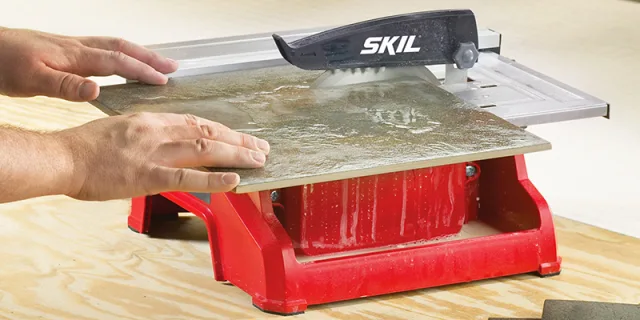 Skil 1350 AA: la sega a umido per piastrelle che punta su precisione e robustezza