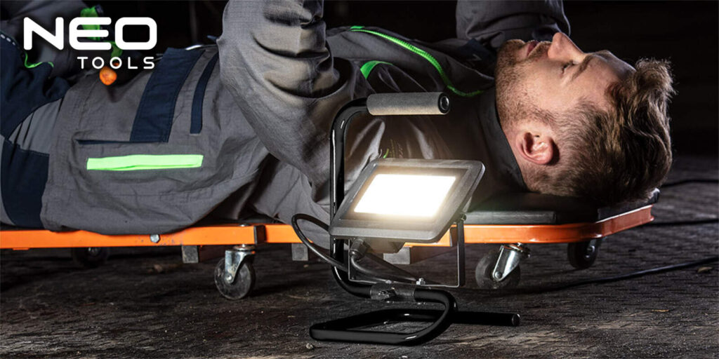 L&rsquo;illuminazione professionale &egrave; decisiva in cantiere, in officina e nel fai-da-te
